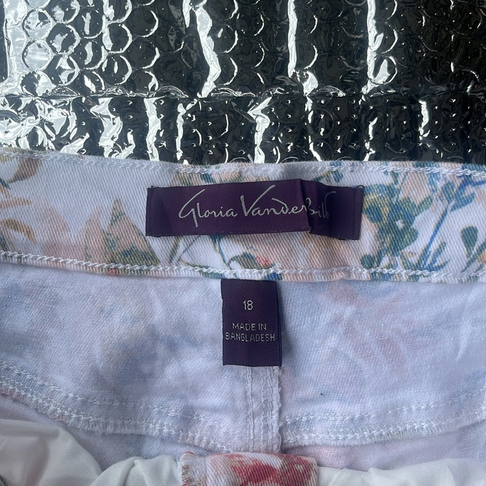 Gloria Vanderbilt was Floral Women's Shorts - Picture 2 of 7